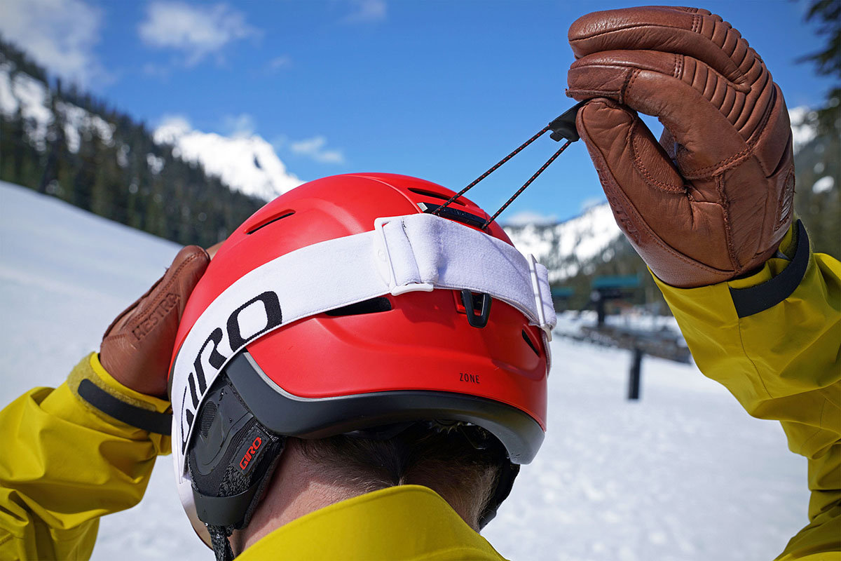 Ski helmet (goggle clip)
